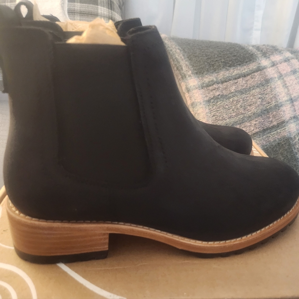 Women's NIB Black Boots Patina Size 9M Classic Chelsea Boot Shadow Black